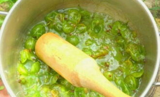 Feu un puré de baies lleugerament seques amb una batedora o una premsa de puré de patates. La massa ha de ser el més homogènia possible. 