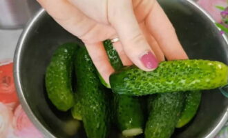 Coloque os pepinos em potes, despeje água fervente sobre eles e cubra com as tampas e deixe por 10 minutos. Em seguida, escorra a água e encha novamente com água fervente por 10 minutos. Depois disso, retire a água novamente e coloque uma colher de chá de sementes de mostarda nos potes.