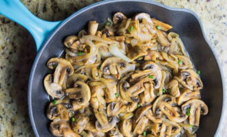 Chop the mushrooms, add them to the onions and fry them all together for 2-3 minutes, then return the meat to the pan, stir and cover with a lid and cook for another 3 minutes. 