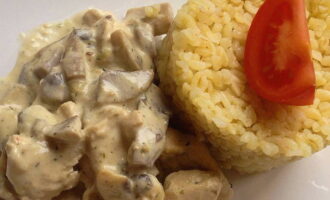 Pour curry seasoning into the meat and mushrooms and pour in the cream, stirring, cook over low heat for about 5 minutes. At the end of cooking, add chopped dill to the pan. Turkey in cream sauce is ready! Serve with a side dish of rice or potatoes.