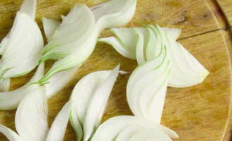 Peel the onions and cut into feathers.