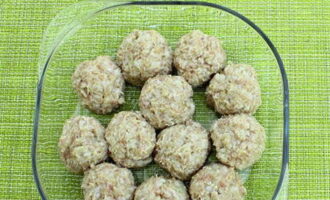 Form round meatballs from the resulting mass and place them in a mold greased with vegetable oil. Place the meatballs in the oven preheated to 200 degrees for 20-25 minutes.