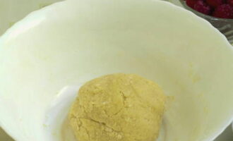 Next, break the egg into a bowl and stir. Gather the dough into a ball and place in the refrigerator for half an hour.