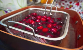 Sort the berries, wash and tear off the stems.