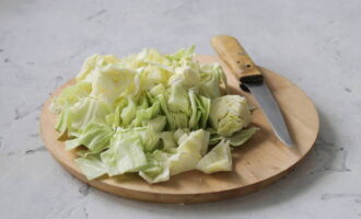 Cut the cabbage into cubes.