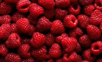 Wie bereitet man pürierte Himbeeren zu, ohne sie mit Zucker für den Winter zu kochen? Sortieren Sie die Beeren und entfernen Sie alle verdorbenen oder zu faltigen Beeren. Stiele und Blätter entfernen. 