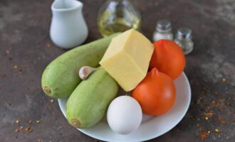 A abobrinha cozinha rápida e deliciosamente no forno. Preparamos todos os produtos necessários. Lavamos os vegetais em água corrente e os secamos com papel toalha.