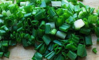 Chop the garlic. Cut green onions into small pieces.