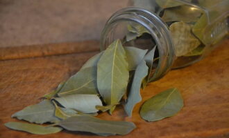 Letakkan rempah dan daun bay dalam balang liter yang disterilkan.