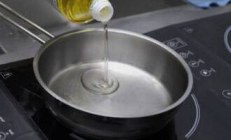 Heat vegetable oil in a frying pan, add salt.