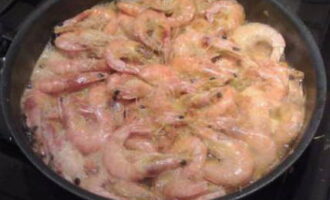 Bring the oil to a boil until the salt sizzles, then carefully add the shrimp and fry them on both sides until golden brown.