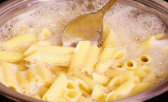 Boil the pasta according to the instructions on the package, leaving it slightly undercooked so that it does not lose its shape as it soaks in the sauce. Place the strained pasta in the pan and leave for 2 minutes.