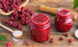 Plaats het frambozenmengsel in voorbereide containers en sluit af met deksels. Het is beter om natuurlijke, onverwarmde frambozen in de koelkast te bewaren. 