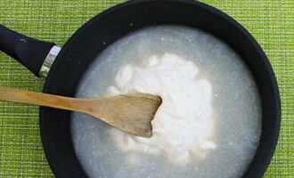 Mix the broth and sour cream in a frying pan, place on the stove and bring to a boil.