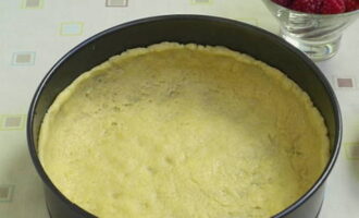 Then roll out the dough and place it in a mold previously greased with butter, making low sides.