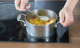 Zatim stavite posudu na vatru, zakuhajte, ulijte limunov sok i nastavite kuhati 30 minuta. Povremeno skinite pjenu s površine džema.