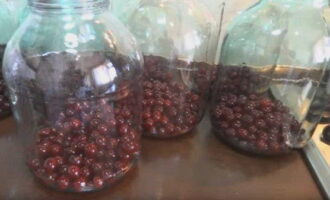 Place the berries in jars.