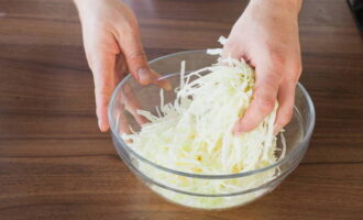 Wash the head of kaput, remove the top leaves and remove the stalk. Chop the cabbage into thin strips.