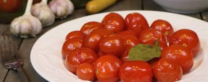 Tomato dengan cuka untuk musim sejuk