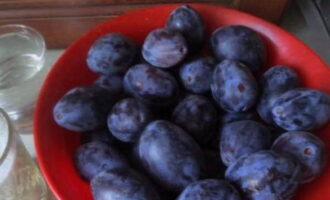 Coupez les prunes en deux et retirez les graines, coupez les tomates en tranches, retirez les graines des poivrons et préparez-les à être broyés dans un hachoir à viande.