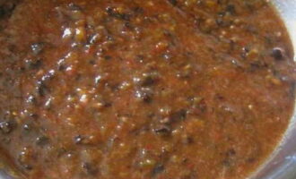 Passe os legumes por um moedor fino em um moedor de carne, misture em um recipiente refratário, acrescente pimenta picada, sal e açúcar.