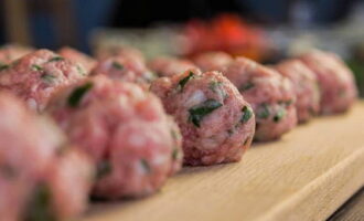 Form small round meatballs from the minced meat and fry them on all sides in oil until a light crust appears on them. 