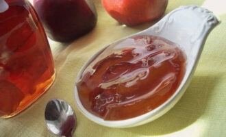 Wir füllen die Marmelade in vorbereitete Gläser, rollen sie auf und lassen sie kopfüber unter einer warmen Decke liegen, bis sie abgekühlt ist. Danach kann die Marmelade an einem kühlen Ort aufbewahrt werden. 