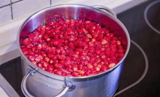 Bedek de pan met een deksel en laat de compote 3-6 uur trekken.