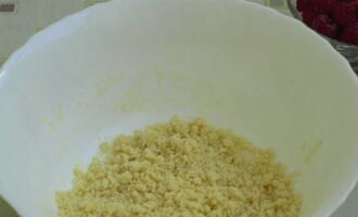 For the topping, mix flour with sugar, butter and chopped nuts, grind the mixture into fine crumbs.