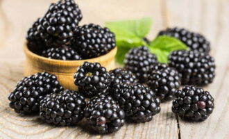 Sort the blackberries so that there are no foreign leaves or other debris among the berries. 