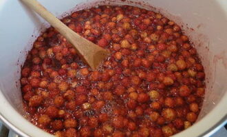 Después de eso, vuelva a calentar la masa y cocine después de hervir durante aproximadamente media hora. 