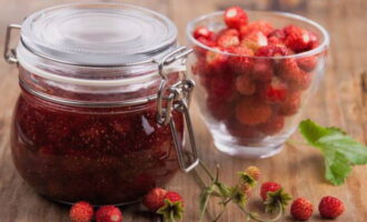 Colocar la mermelada en recipientes y dejar enfriar en una habitación cálida. Después de esto, guarda las fresas en frío. 