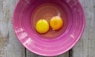 Sediakan inti untuk pai. Pecahkan telur ke dalam mangkuk dan pukul dengan whisk.