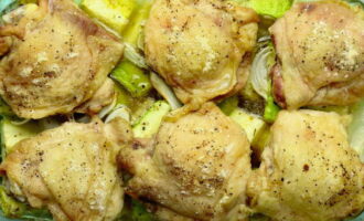 Bake meat and vegetables in the oven at 180 degrees for 50 minutes. Serve the chicken and zucchini hot.