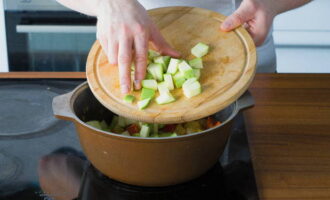 Reduza o fogo e coloque a abobrinha no caldeirão, tampe e cozinhe por 20 minutos.