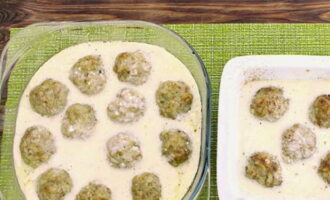 Transfer the contents of one pan to another, add salt and pepper to taste. Place the sauce over medium heat and cook for another 3-5 minutes. Then pour the sour cream sauce over the meatballs and return them to the oven for 30-40 minutes.