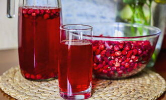 Plaats de bessen vervolgens in potten, kook de siroop opnieuw, giet het in de potten en rol de deksels op. Koel de compote af op kamertemperatuur en verplaats hem naar de kelder voor opslag.