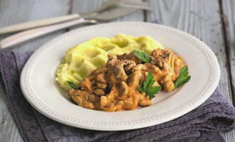 Na koncu dodamo kislo smetano, premešamo, segrejemo omako in postrežemo goveji stroganoff s prilogo po izbiri.