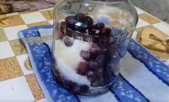 After a quarter of an hour, pour the water back into the pan and pour sugar into the jars.