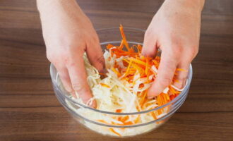 Peel and grate the carrots, mix it with cabbage.