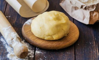 Roll the dough into a ball, wrap it in film and refrigerate for 10-15 minutes.