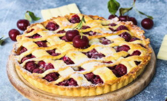 Bake the pie in the oven turned on at 180 degrees for about 50 minutes. Let it cool and then cut into portions. Serve sprinkled with powdered sugar. 