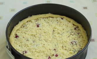 Sprinkle sprinkles on top of the filling and fold the edges of the dough over. Bake the raspberry pie in the oven at 200 degrees for 30 minutes.