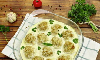 Serve the meatballs in sour cream sauce hot.