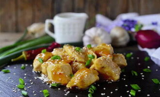 Torneu la carn a la cassola i deixeu-ho coure a foc lent durant 10 minuts. Espolvorear el plat acabat amb herbes picades i servir.