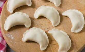 Fold the dough in half and seal the edges tightly. Then place the dumplings in boiling water and cook for 5 minutes.