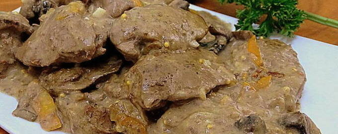 Fígado de frango em creme de leite com cebola em uma frigideira