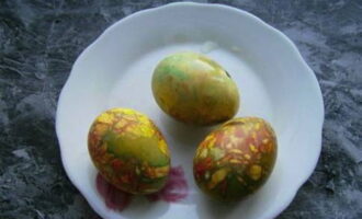 After this, pour cold water over the eggs, cool completely and remove the gauze. Marble eggs are ready.