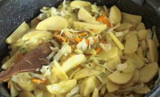 Place the potato slices in a frying pan and mix with the vegetables.