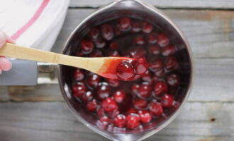 Prepare sauce for dumplings. Mix cherries, starch and sugar, bring the mixture to a boil in a saucepan and cook for 5-7 minutes.